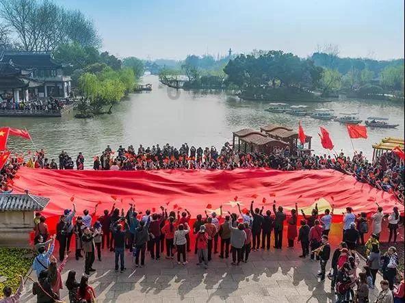 “去他的淑女，我们要岔开腿坐”